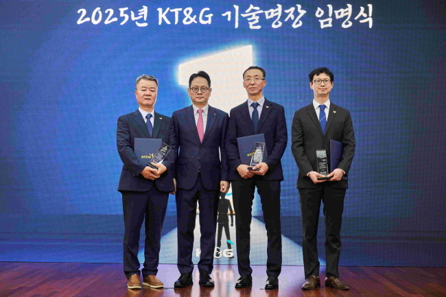 KT&G(사장 방경만)가 올해 ‘명장제도’를 처음으로 도입하고 3명의 명장을 임명했다. 사진은 2025년 KT&G 제조설비 부문 명장 임명식 현장사진 이미지(왼쪽으로부터 신동국, 방경만 KT&G 사장, 강태훈, 조영일)./(사진= KT&G 제공)
