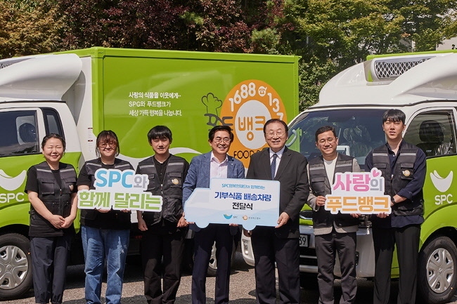 18일 서울 동작구 SPC미래창조원에서 진행된 푸드뱅크 식품 배송차량 전달식에서 도세호 SPC 대표이사(오른쪽 둘째)와 임직원들이 기부 차량에 빵을 싣고 있다.(사진=SPC그룹 제공)