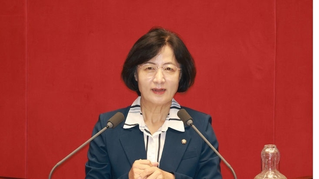 추미애 신임 법제사법위원장이 21일 서울 여의도 국회에서 열린 제428회국회(임시회) 제1차 본회의에서 당선인사를 하고 있다.(사진=뉴시스 제공)