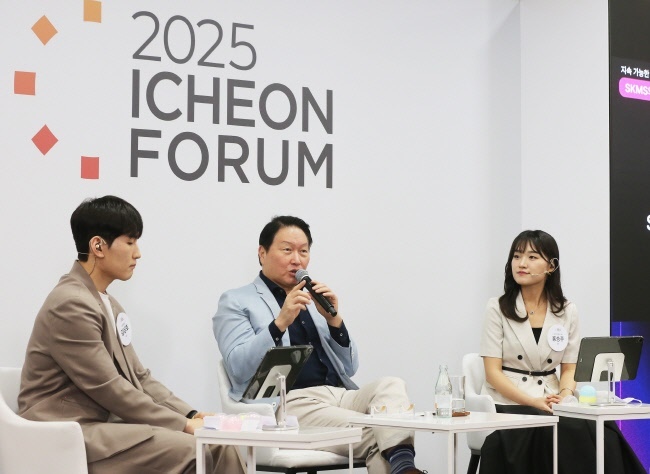 최태원 SK그룹 회장이 지난 20일 SK서린사옥에서 열린 '이천포럼 2025' 폐막 세션에서 구성원들과 질의응답 시간을 갖고 있다(사진=SK 그룹 제공)