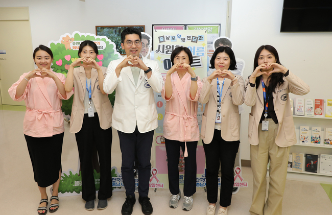 <strong>유방암센터 합동 여름캠페인. (유방외과 민준원 교수 외 의료진과 환우들). (사진=단국대병원 지공)</strong>
