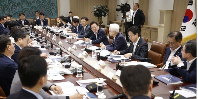 이재명 대통령이 22일 서울 용산 대통령실 청사에서 열린 제1회 국가과학기술자문회의 전원회의에서 참석자 발언을 듣고 있다. (사진=뉴시스 제공)