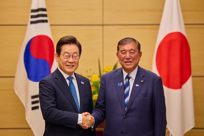 이재명 대통령과 이시바 시게루 일본 총리가 지난 23일(현지 시간) 일본 도쿄 총리 관저에서 한일 소인수 정상회담 기념촬영을 하고 있다. 