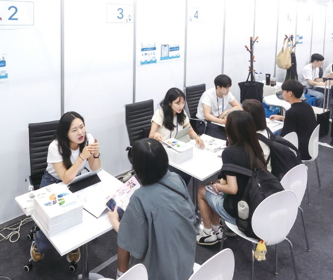 2026학년도 수시 대학입학정보박람회가 열린 지난 7월24일 서울 강남구 코엑스에서 수험생들과 학부모들이 입시 상담을 받고 있다.