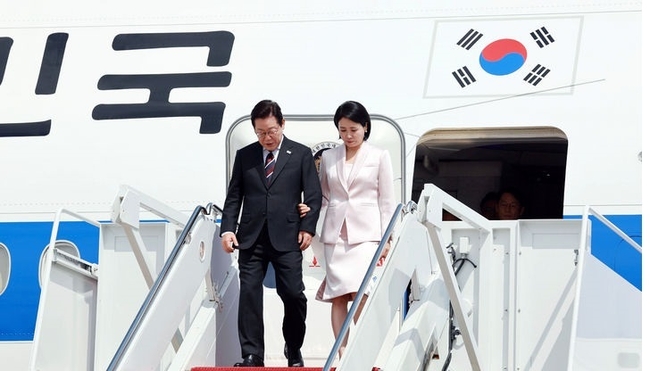 한미 정상회담을 위해 미국을 방문한 이재명 대통령과 김혜경 여사가 24일(현지 시간) 워싱턴DC 앤드루스 공군기지에 도착해 공군 1호기에서 내리고 있다(사진=뉴시스 제공)