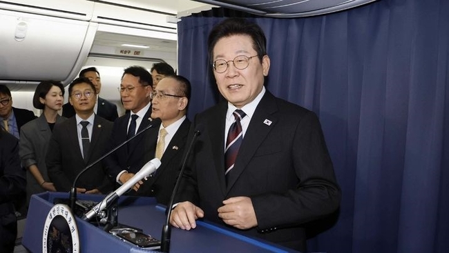  이재명 대통령이 24일(현지 시간) 한일정상회담을 마치고 일본 도쿄에서 미국 워싱턴DC로 향하는 공군1호기에서 기내 기자간담회를 하고 있다.(사진=뉴시스 제공)