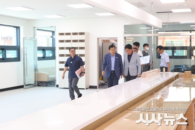 3) 주낙영 경주시장이 25일 중부·황오동 통합청사 내부를 살펴보며 관계자들과 입주 준비 상황을 점검하고 있다.<br>
