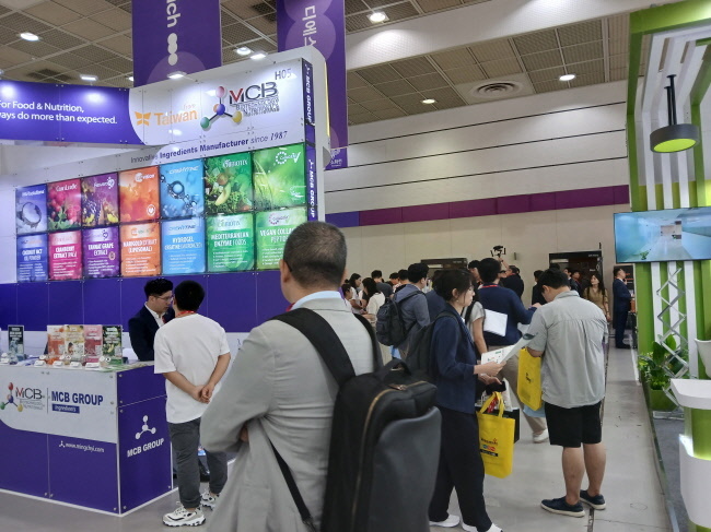세계 제약-바이오-건강기능 산업 전시회에서 관람객들이 건강기능식품을 둘러보고 있다.(사진=홍경의 기자)