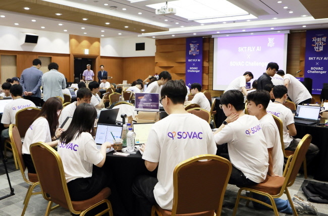 서울 삼성동 코엑스에서 열린 SOVAC 2025의 ‘SK텔레콤 FLY AI X SOVAC Challenger’ 참가자들이 사회문제 해결을 위한 AI 설루션을 개발하고 있다.(사진=SK그룹 제공)