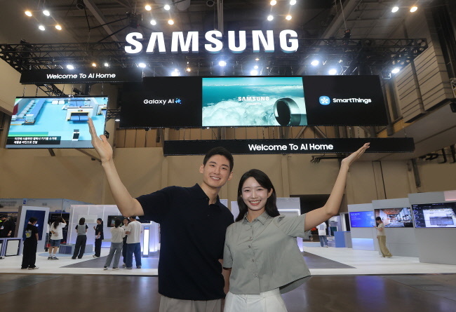  삼성전자 모델이 '기후산업국제박람회(WCE) 2025'가 열리는 부산 벡스코에 위치한 삼성전자 전시관을 소개하고 있다.(사진=삼성전자 제공)