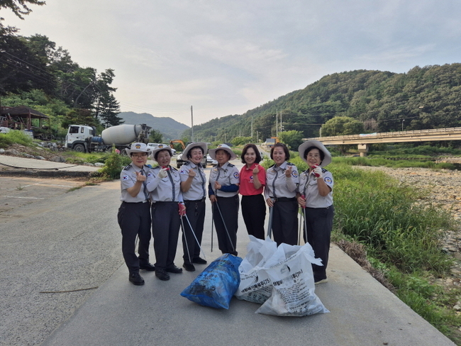 복수면자율방범대 유등천 물놀이 안전사고 예방 및 환경 정화 활동 모습. (사진=금산군 제공)