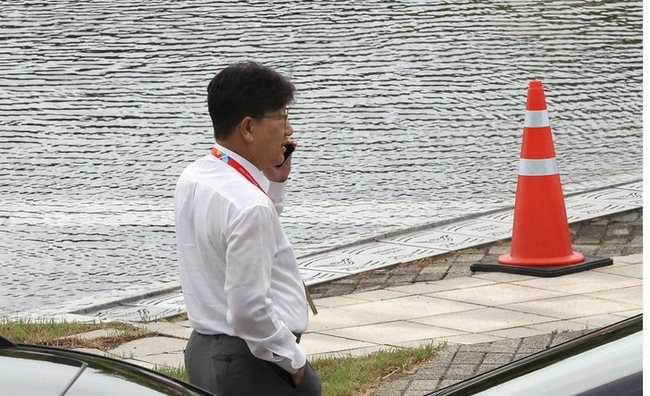 권성동 국민의힘 의원이 28일 오후 인천 중구 인천국제공항공사 항공교육원에서 열린 2025 국민의힘 국회의원 연찬회 참석 도중 교육원 외부로 이동하고 있다. 김건희 특검팀은 이날 오후 권 의원에게 구속영장을 청구했다.(사진=뉴시스 제공)