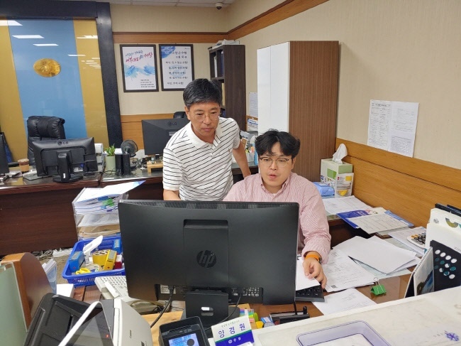 Sh수협은행(은행장 신학기)은 수산정책자금 운용의 실효성 및 수협 회원조합 지원을 강화하기 위해 ‘정책자금 지원봉사단’을 운영한다고 밝혔다. 사진은 Sh수협은행 정책자금 지원봉사단이 지난 28일, 전남 고창군수협을 방문해 실무교육을 비롯한 현장지원활동을 펼치는 모습.(사진=Sh수협은행 제공)