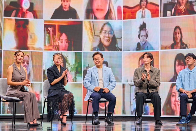 이재명 대통령이 20일 서울 서초구 아리랑국제방송에서 녹화방송 형태로 진행된 케이팝 더 넥스트 챕터(K-Pop:The Next Chapter)에서 출연진들과 K팝의 현재와 앞으로의 비전이라는 주제로 논의하고 있다. 이날 '케이팝 데몬 헌터스(케데헌)'의 메기 강 감독, 영화 삽입곡을 부른 트와이스(TWICE)의 지효와 정연, 프로듀서 알티(R.Tee), 음악 평론가 김영대가 출연했다. (사진=대통령실 제공)