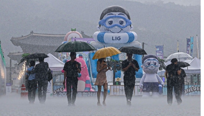 수도권을 비롯한 중부지역에 호우가 예보된 지난달 6일 서울 종로구 광화문광장에 폭우가 쏟아지고 있다.(사진=뉴시스 제공)