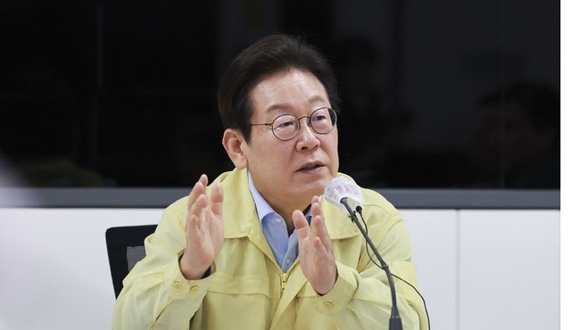 이재명 대통령이 지난달 30일 강원 강릉시청 재난안전상황실에서 가뭄 대책 회의를 주재하고 있다. (사진=뉴시스 제공)