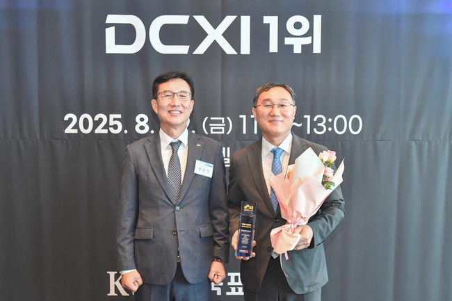 <strong>지난달 29일 개최된 인증수여식 (좌)한국표준협회 문동민 회장, (우)한국마사회 정인균 사업기획처장/(사진=한국마사회 제공)</strong>