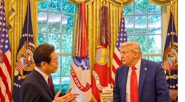 이재명 대통령이 지난달 25일(현지 시간) 미국 워싱턴DC 백악관에서 열린 한미 정상회담을 마치고 도널드 트럼프 미국 대통령과 대화를 하고 있다. (사진=뉴시스 제공)