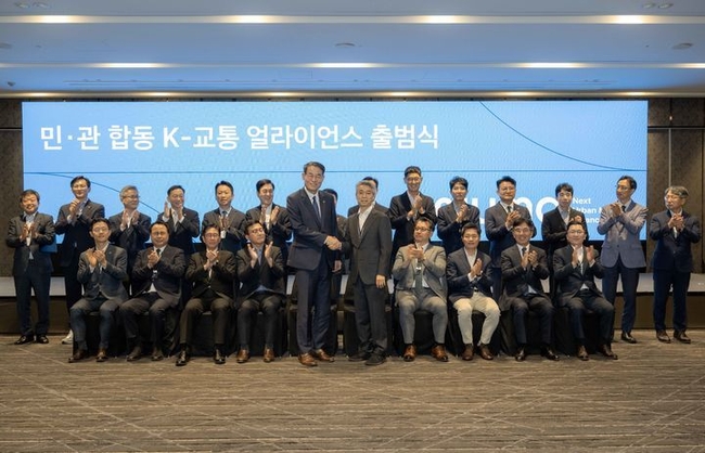  현대차·기아는 1일 서울 광진구 워커힐 서울 그랜드홀에서 미래 모빌리티 생태계 구축을 위한 'NUMA(Next Urban Mobility Alliance)'의 출범식을 개최했다. 사진은 이날 행사에 참석한 (앞줄 왼쪽부터) 강희업 국토교통부 2차관, 현대차·기아 AVP본부 송창현 사장 등 관계자들이 기념촬영을 하고 있는 모습. (사진=현대자동차 제공)