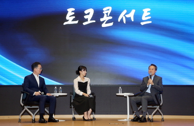 신한금융지주회사(회장 진옥동)는 1일 오전 서울 중구에 위치한 신한금융 본사에서 창립 24주년 기념 행사를 진행했다고 밝혔다. (사진=신한금융그룹 제공)