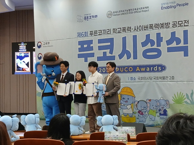  장덕현 삼성전기 사장(오른쪽부터), 삼성전기 대표이사상을 받은 김준형 군(세종과학예술영재학교 3학년), 이주아 양(동탄초 5학년), 진유현 양지고 교사(사진=홍경의 기자)