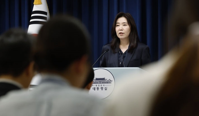  강유정 대변인이 지난 2일 서울 용산 대통령실 청사에서 UN 총회 참석 관련 브리핑을 하고 있다.(사진=뉴시스 제공)