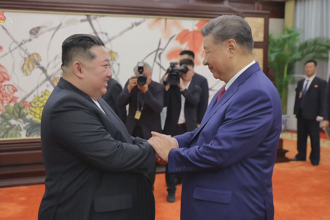 한 조선중앙TV는 지난 4일 김정은 국무위원장이 중국 베이징 인민대회당에서 시진핑 중국 국가주석과 '북중 정상회담'을 했다고 5일 보도했다. 김 위원장과 시 주석은 정상회담 후 소규모 다과회와 만찬을 한 것으로 알려졌다. (사진=조선중앙TV 캡쳐) /사진=뉴시스 제공