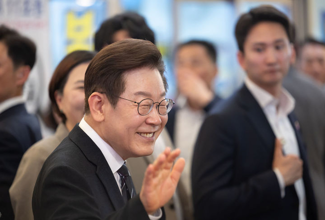 이재명 대통령이 지난 5일 인천 용현시장을 방문해 민생회복 소비쿠폰 민심 청취 등을 하며 상인들과 인사하고 있다. (사진=대통령실 제공) 