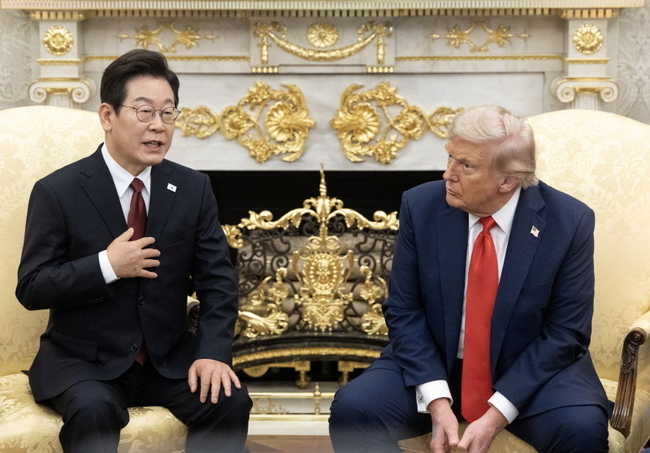 이재명 대통령과 도널드 트럼프 미국 대통령이 지난달 25일(현지시간) 미국 워싱턴DC 백악관에서 한미 정상회담을 하고 있다. 