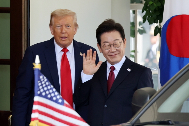이재명 대통령과 도널드 트럼프 미국 대통령이 지난달 25일(현지시간) 미국 워싱턴DC 백악관에서 인사를 나눈 뒤 취재진을 향해 인사하고 있다. 