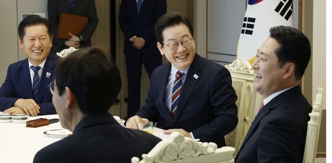 이재명 대통령이 8일 서울 용산 대통령실 청사에서 열린 여야 지도부 오찬 회동에서 정청래 더불어민주당 대표, 장동혁 국민의힘 대표와 밝게 웃고 있다. (사진=뉴시스 제공)