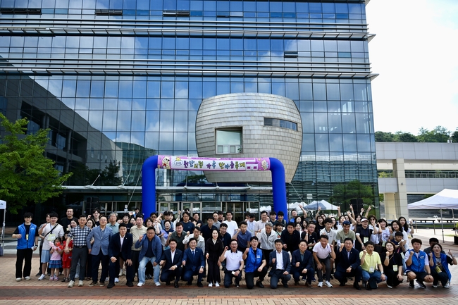 웃음과 감동이 함께한 ‘2025 천안시청 가족 한마음축제’에 조합원과 가족, 그리고 주요 내빈이 한자리에 모였다. (사진=천안시 제공)
