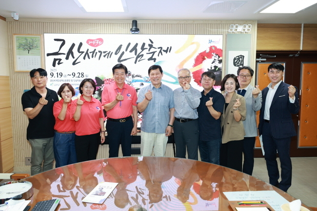 박범인 금산군수 허구연 총재 면담 기념사진. (사진=금산군 제공)