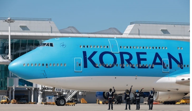  미국 조지아주 한국 공장에서 체포·구금된 한국 노동자 350여명을 수송하기 위한 대한항공 보잉747-8i 전세기가 10일 오전 인천국제공항에서 이륙하기 위해 활주로로 향하자 한국공항(KAS) 직원들이 손을 흔들고 있다. (사진=뉴시스 제공)