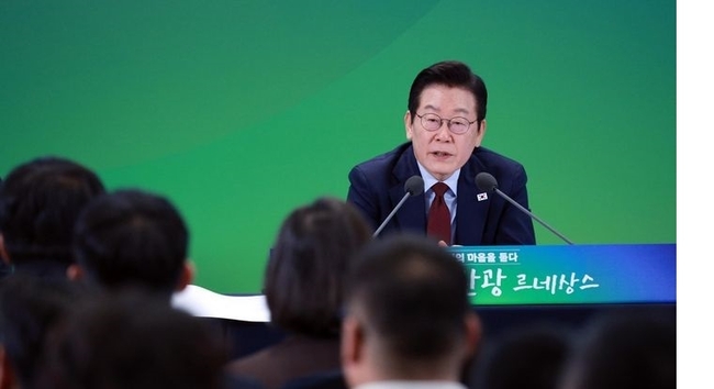 이재명 대통령이 지난 12일 강원 춘천시 강원창작개발센터에서 열린 '강원의 마음을 듣다' 타운홀 미팅에서 참석자의 발언에 답변하고 있다. (사진=뉴시스 제공)