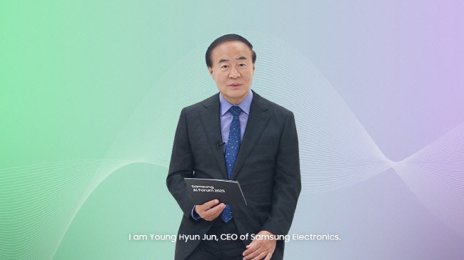 15일 경기도 용인에 위치한 삼성전자 The UniverSE에서 진행된 '삼성 AI 포럼 2025'에서 삼성전자 전영현 대표이사 부회장이 개회사를 하고 있다.(사진=삼성전자 제공)