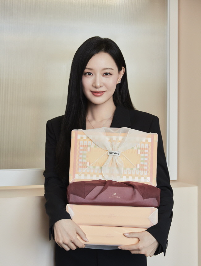 더후 글로벌 앰버서더 배우 김지원이 2025년 더후 추석 선물세트를 선보이고 있다.(사진=LG생활건강 제공)