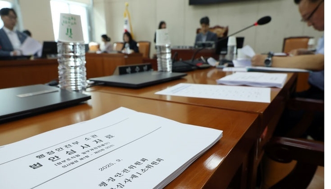 18일 서울 여의도 국회에서 정부조직법 일부개정안 등을 안건으로 열린 행정안전위원회 법안심사제1소위원회에서 윤건영 위원장이 회의를 주재하고 있다. (사진=뉴시스 제공)