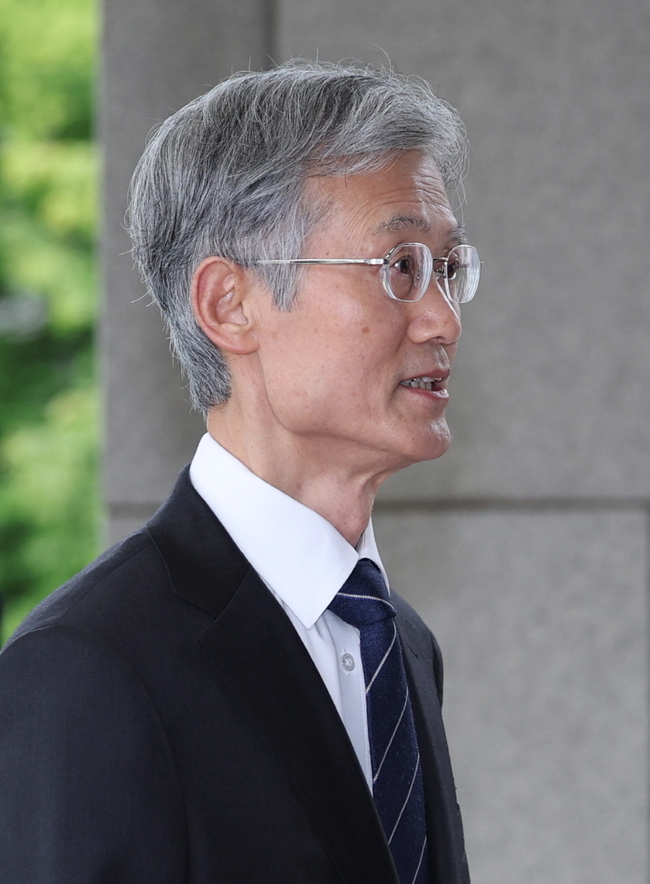 조희대 대법원장이 지난 19일 오전 서울 서초구 대법원으로 출근하고 있다. (사진=뉴시스 제공)