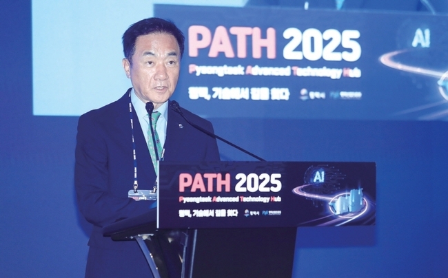 정장선 평택시장이 지난 3일 코트야드 메리어트 호텔에서 열린 첨단산업 컨퍼런스 PATH에서 인사말을 하고 있다.