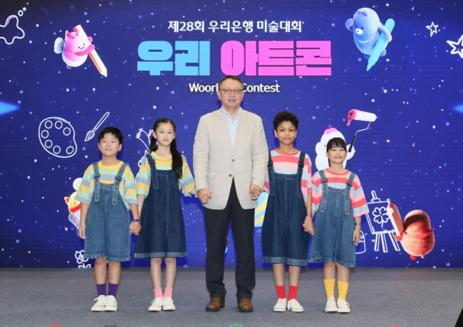 지난 20일 킨텍스(KINTEX)에서 열린 '우리아트콘'에서 우리은행 정진완 행장과 우리다문화어린이합창단 대표 어린이들이 기념사진을 촬영하고 있다.(사진=우리은행 제공)