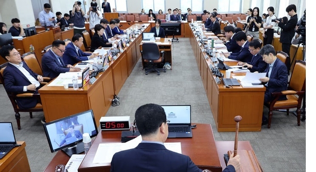  신정훈 국회 행정안전위원회 위원장이 22일 오전 서울 여의도 국회에서 열린 전체회의에서 의사봉을 두드리고 있다.(사진=뉴시스 제공)