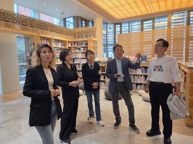 뉴욕한국문화원 도서관, 김천수 원장이 문화체육관광위원회 위원들에게 설명하고 있다.(사진=서울시의회 제공)