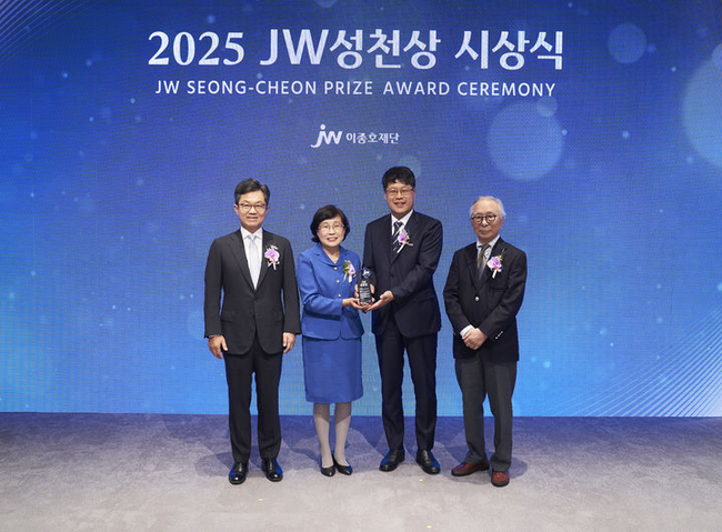 JW중외제약의 공익재단인 JW이종호재단은 지난 24일 경기도 과천시 소재 JW사옥에서 ‘2025 JW성천상’ 시상식을 개최했다. (왼쪽부터) 이경하 JW이종호재단 이사장(JW 회장), 2025 JW성천상 수상자 전진경 아프리카미래재단 짐바브웨지부 메디컬디렉터와 강동원 지부장, 이성낙 JW성천상위원회 위원장(가천대 명예총장)이 기념촬영을 하고 있다. (사진=JW이종호재단 제공)