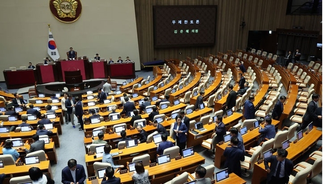 더불어민주당 의원들이 지난 28일 오후 서울 여의도 국회 본회의에서 '국회에서의 증언·감정 등에 관한 법률 일부개정법률안(대안)에 대한 김은혜 국민의힘 의원의 반대 무제한 토론(필리버스터)이 시작되자 회의장을 빠져나가고 있다.(사진=뉴시스 제공)