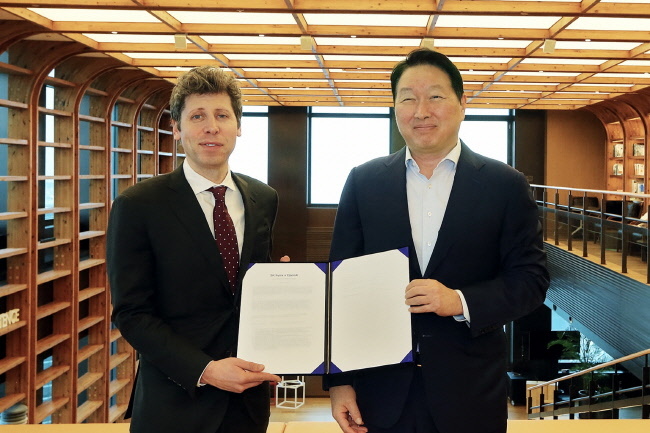 . 최태원 회장(오른쪽)과 샘 올트먼 OpenAI CEO(왼쪽) 등 양사 경영진들이 1일 서울 종로구 SK서린빌딩에서 메모리 공급 의향서(Memory Supply LOI)와 서남권 AI DC 협력에 관한 양해각서(MOU)를 체결했다.(사진= SK그룹 제공)