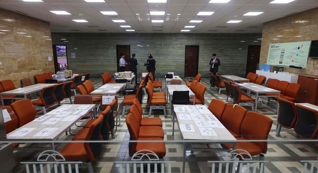  국정감사를 사흘 앞둔 10일 오후 서울 여의도 국회 법제사법위원회 회의실 인근 대기석에 각 기관 관계자들이 자리를 선점하기 위해 부착한 명패와 용지가 빼곡히 붙어 있다. (사진=뉴시스 제공)