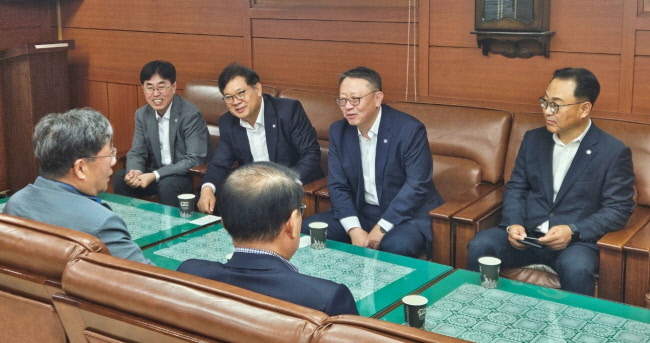정진완 우리은행장이 지난 10일 연휴 첫 일정으로 남대문시장 및 시장상인회를 방문해 소상공인의 어려움을 청취하고, 은행의 맞춤형 지원 방안을 함께 논의하고 있다.(사진=우리은횅 제공)