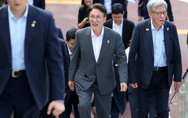 김민석 국무총리가 지난 8월 29일 경북 경주시 한 전시관에서 열린 APEC 문화·관광분야 점검회의에 참석하기 위해 이동하고 있다.