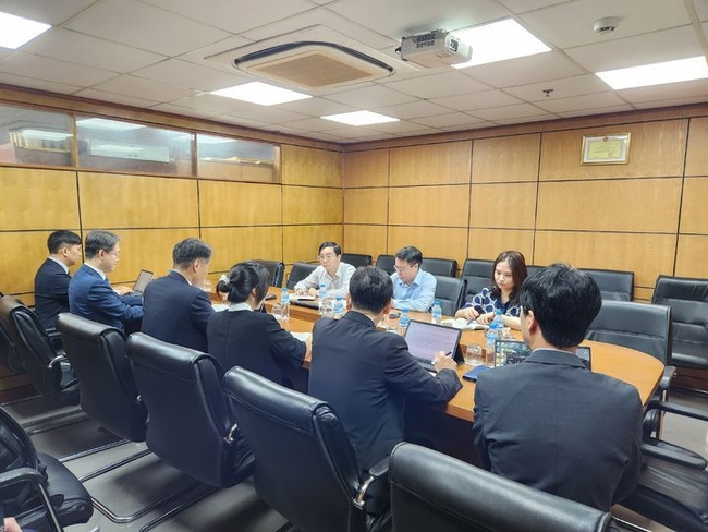 한전은 지난달 30일 베트남 하노이에서 PVN과 베트남 원전분야 인력양성 협력을 위한 공동워킹그룹(JWG) 워크숍을 개최했다. 한전은 베트남 산업무역부 원전담당 부국장과 면담했다. (사진=한국전력 제공)